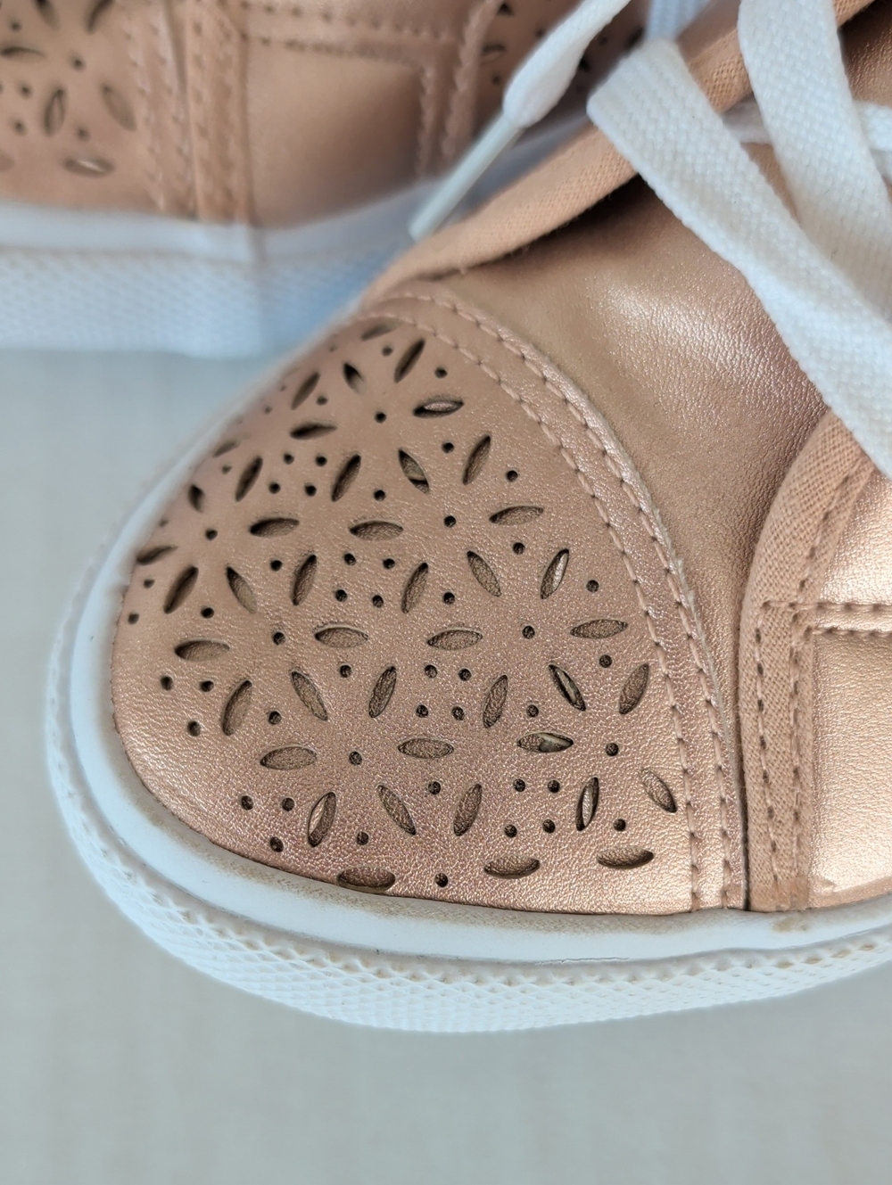 NWT Chatties Perforated Metallic Sneakers LARGE 9/10 Rose Gold FLAWS - Picture 8 of 16